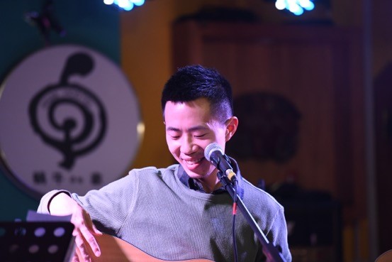 郑兴“冬季暖身巡回”北京站:忽然有种围炉夜话的氛围 | 大事 - 街声 - StreetVoice | 原创音乐资讯平台