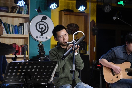 郑兴“冬季暖身巡回”北京站:忽然有种围炉夜话的氛围 | 大事 - 街声 - StreetVoice | 原创音乐资讯平台